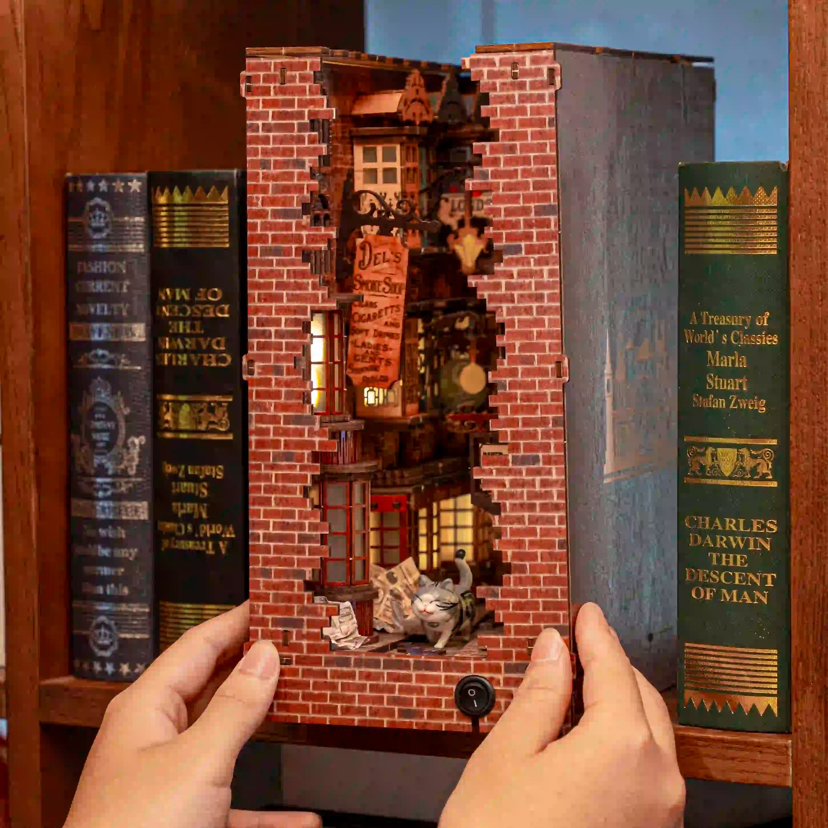 Book Nook London Alley DIY kit - BN027